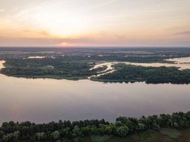 Dinyeper nehrinin üzerinde gün doğumu. Hava aracı görünümü.
