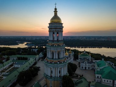 Şafakta Kiev Pechersk Lavra. Açık bir sabah. Hava aracı görünümü.