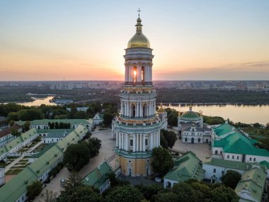 Şafakta Kiev Pechersk Lavra. Açık bir sabah. Hava aracı görünümü.