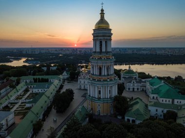 Şafakta Kiev Pechersk Lavra. Açık bir sabah. Hava aracı görünümü.
