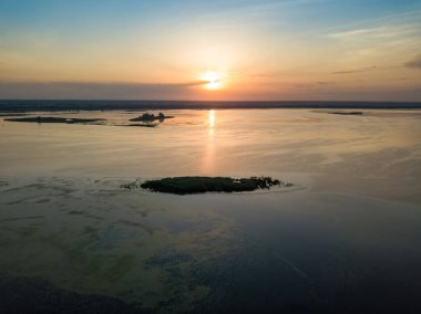 Dinyeper nehrinin üzerinde gün doğumu. Hava aracı görünümü.