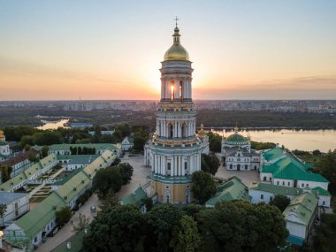 Şafakta Kiev Pechersk Lavra. Açık bir sabah. Hava aracı görünümü.