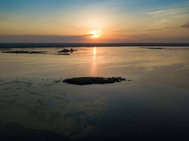 Dinyeper nehrinin üzerinde gün doğumu. Hava aracı görünümü.