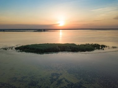 Dinyeper nehrinin üzerinde gün doğumu. Hava aracı görünümü.