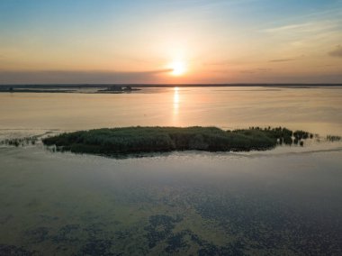 Dinyeper nehrinin üzerinde gün doğumu. Hava aracı görünümü.