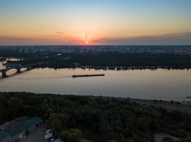 Şafakta Kiev 'deki Dinyeper nehri. Açık bir sabah. Hava aracı görünümü.