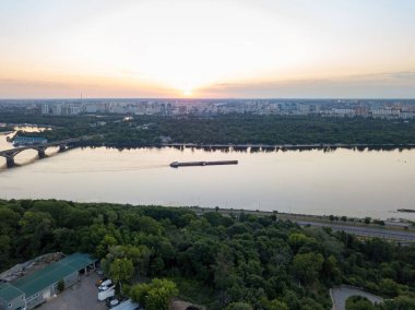 Şafakta Kiev 'deki Dinyeper nehri. Açık bir sabah. Hava aracı görünümü.