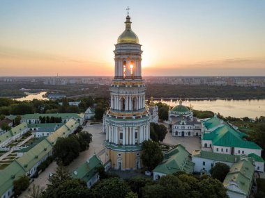 Şafakta Kiev Pechersk Lavra. Açık bir sabah. Hava aracı görünümü.