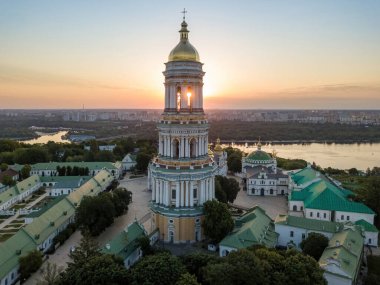Şafakta Kiev Pechersk Lavra. Açık bir sabah. Hava aracı görünümü.