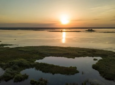 Dinyeper nehrinin üzerinde gün doğumu. Hava aracı görünümü.