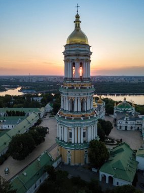 Şafakta Kiev Pechersk Lavra. Açık bir sabah. Hava aracı görünümü.