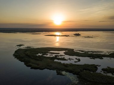 Dinyeper nehrinin üzerinde gün doğumu. Hava aracı görünümü.