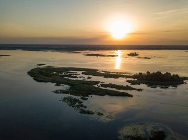 Dinyeper nehrinin üzerinde gün doğumu. Hava aracı görünümü.