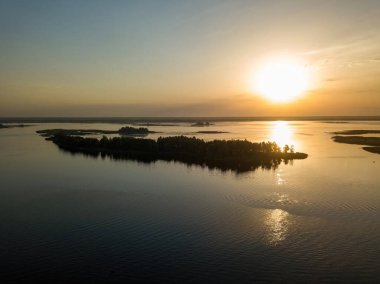 Dinyeper nehrinin üzerinde gün doğumu. Hava aracı görünümü.
