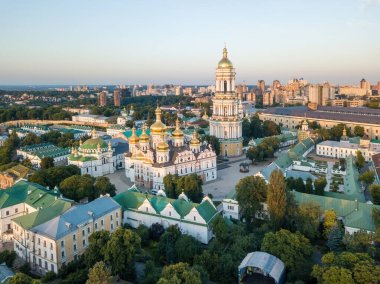 Şafakta Kiev Pechersk Lavra. Açık bir sabah. Hava aracı görünümü.