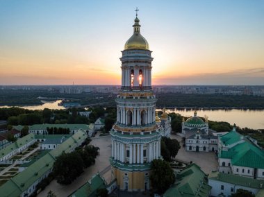 Şafakta Kiev Pechersk Lavra. Açık bir sabah. Hava aracı görünümü.
