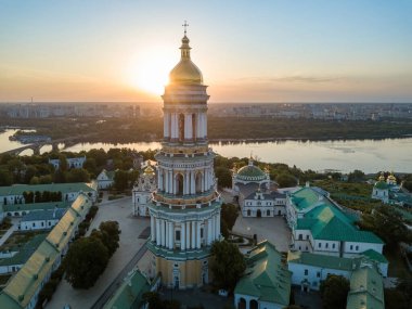 Şafakta Kiev Pechersk Lavra. Açık bir sabah. Hava aracı görünümü.