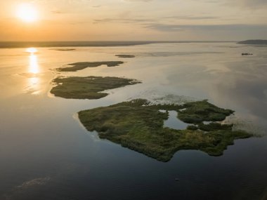 Dinyeper nehrinin üzerinde gün doğumu. Hava aracı görünümü.