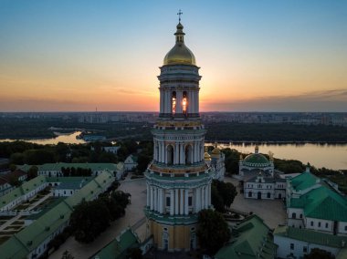 Şafakta Kiev Pechersk Lavra. Açık bir sabah. Hava aracı görünümü.
