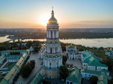 Şafakta Kiev Pechersk Lavra. Açık bir sabah. Hava aracı görünümü.