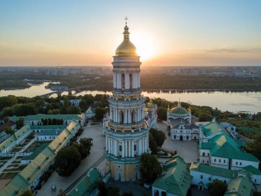 Şafakta Kiev Pechersk Lavra. Açık bir sabah. Hava aracı görünümü.