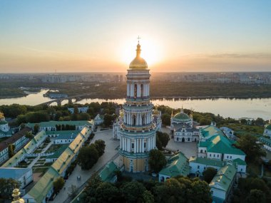Şafakta Kiev Pechersk Lavra. Açık bir sabah. Hava aracı görünümü.