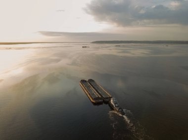 Gün doğumunda geniş bir nehre dalmak. Hava aracı görünümü.