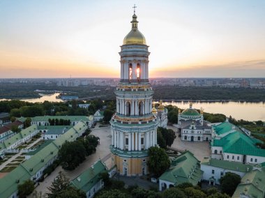Şafakta Kiev Pechersk Lavra. Açık bir sabah. Hava aracı görünümü.