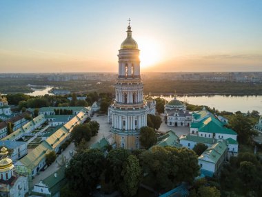 Şafakta Kiev Pechersk Lavra. Açık bir sabah. Hava aracı görünümü.