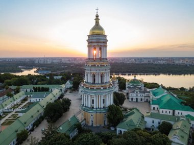 Şafakta Kiev Pechersk Lavra. Açık bir sabah. Hava aracı görünümü.