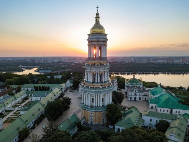 Şafakta Kiev Pechersk Lavra. Açık bir sabah. Hava aracı görünümü.