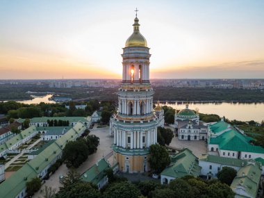 Şafakta Kiev Pechersk Lavra. Açık bir sabah. Hava aracı görünümü.