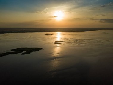 Dinyeper nehrinin üzerinde gün doğumu. Hava aracı görünümü.
