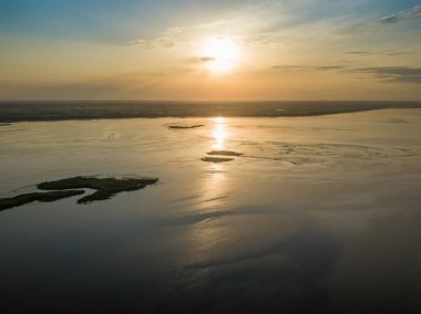 Dinyeper nehrinin üzerinde gün doğumu. Hava aracı görünümü.