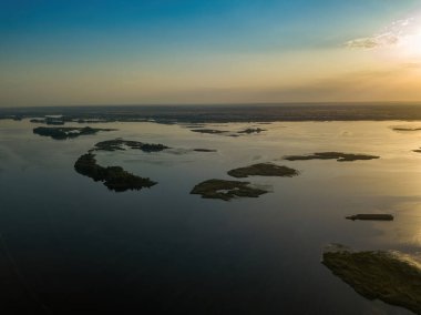 Dinyeper nehrinin üzerinde gün doğumu. Hava aracı görünümü.