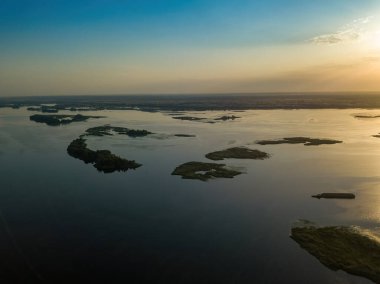 Dinyeper nehrinin üzerinde gün doğumu. Hava aracı görünümü.