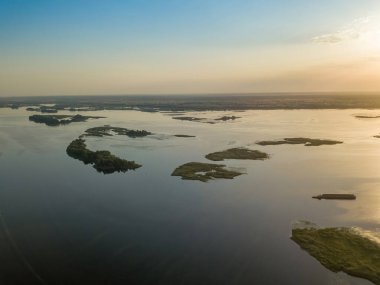 Dinyeper nehrinin üzerinde gün doğumu. Hava aracı görünümü.