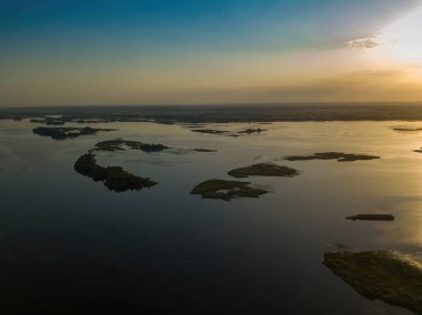 Dinyeper nehrinin üzerinde gün doğumu. Hava aracı görünümü.