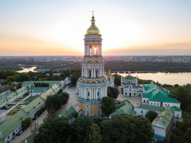 Şafakta Kiev Pechersk Lavra. Açık bir sabah. Hava aracı görünümü.