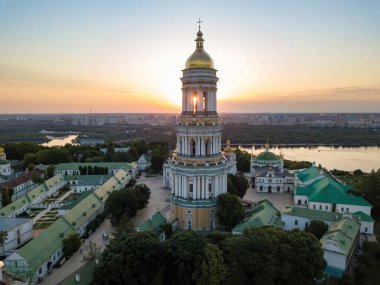 Şafakta Kiev Pechersk Lavra. Açık bir sabah. Hava aracı görünümü.