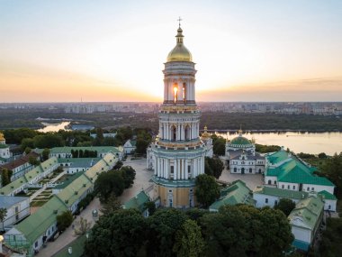 Şafakta Kiev Pechersk Lavra. Açık bir sabah. Hava aracı görünümü.
