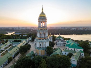 Şafakta Kiev Pechersk Lavra. Açık bir sabah. Hava aracı görünümü.