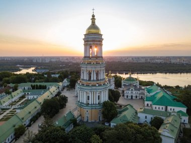 Şafakta Kiev Pechersk Lavra. Açık bir sabah. Hava aracı görünümü.