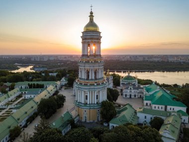 Şafakta Kiev Pechersk Lavra. Açık bir sabah. Hava aracı görünümü.