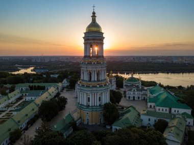 Şafakta Kiev Pechersk Lavra. Açık bir sabah. Hava aracı görünümü.