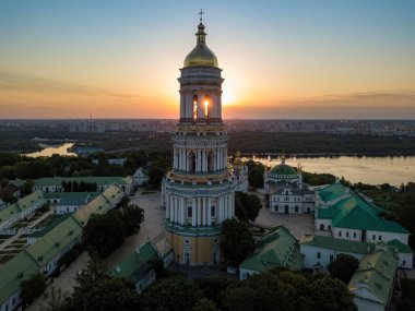 Şafakta Kiev Pechersk Lavra. Açık bir sabah. Hava aracı görünümü.