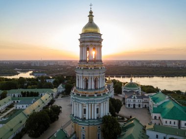 Şafakta Kiev Pechersk Lavra. Açık bir sabah. Hava aracı görünümü.