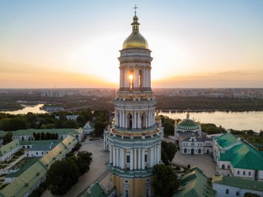 Şafakta Kiev Pechersk Lavra. Açık bir sabah. Hava aracı görünümü.