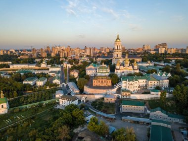 Şafakta Kiev Pechersk Lavra. Açık bir sabah. Hava aracı görünümü.