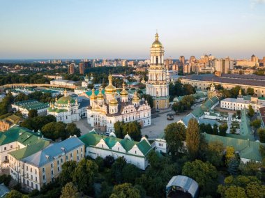 Şafakta Kiev Pechersk Lavra. Açık bir sabah. Hava aracı görünümü.